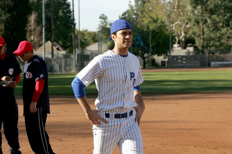 Beim alljährlichen Softballturnier: Det. Scott Valens (Danny Pino) – Bild: Warner Bros. Television