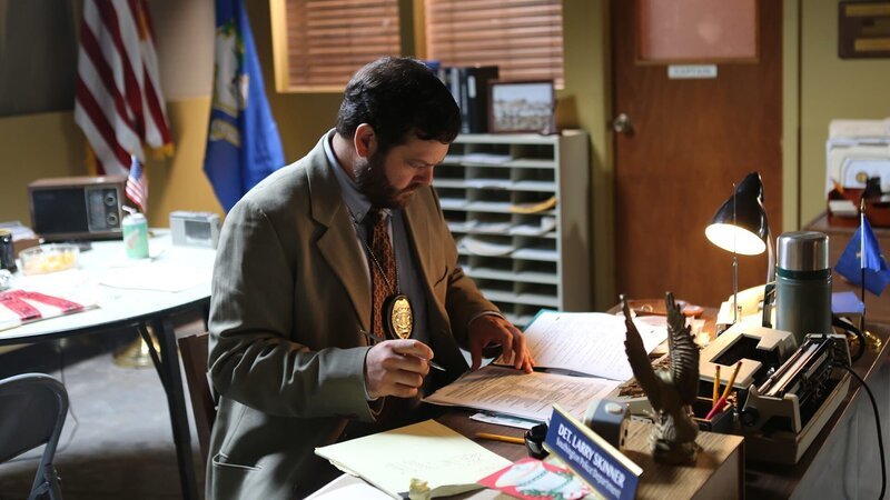 Detective Skinner sitting at desk working. – Bild: Bob Blankemeier