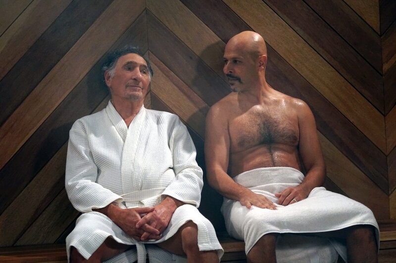 Wird Fawz (Maz Jobrani, r.) Arthur (Judd Hirsch, l.) wirklich mit einem Saunabesuch davon überzeugen, dass es auch außerhalb des Donut Ladens schöne Dinge zu erleben gibt? – Bild: CBS Broadcasting, Inc.