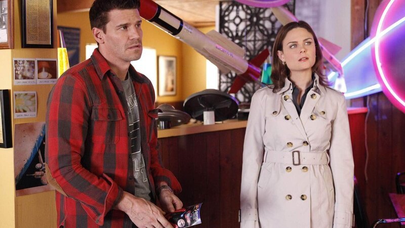 Die gefundene Leiche wurde nach Washinton ins Jeffersonian-Institut geschickt. Booth (David Boreanaz) und Brennan (Emily Deschanel) bleiben jedoch vor Ort, um die etwas schrulligen Wüstenbewohner zu befragen. – Bild: RTL /​ FOX