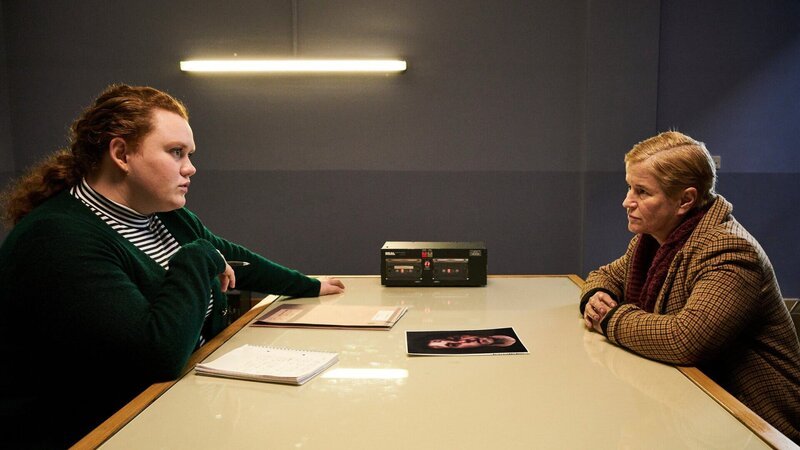 Muriel (Bronwyn James, l.) verhört die Farmerin Audrey Merrick (Lisa Palfrey, r.). – Bild: ZDF und Matt Frost