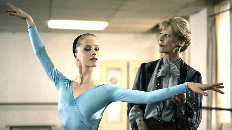 Anna Pelzer (Silvia Seidel) nimmt an einem internationalen Wettbewerb in Paris teil. Madam Valentin d’ Arbanville (Eleonore Hirt) bewertet Anna. – Bild: Nicole Kahlert