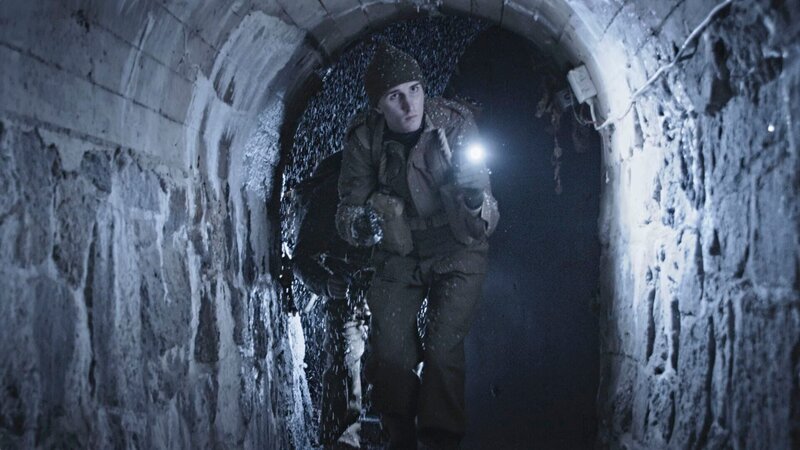 Zwei Soldaten betreten den Tunnel – Bild: FF1 Productions Inc