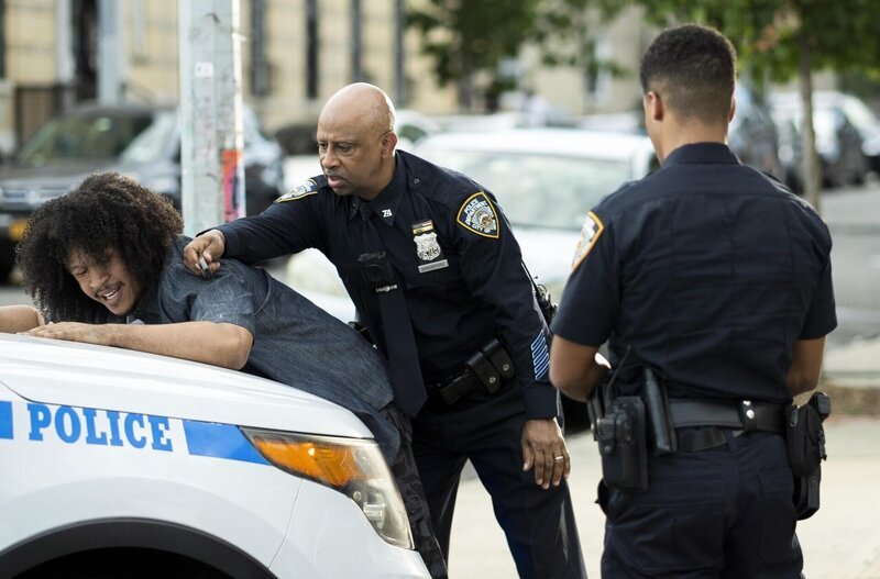 Officer Marvin Sandeford (Ruben Santiago-Hudson, Mitte) – Bild: CBS Broadcasting, Inc.