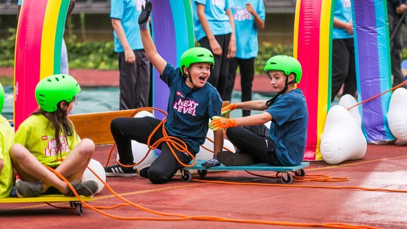 SRF Kids – Next Level Staffel 3 /​ Folge 1 Challenge «Fliegender Teppich» 2024 – Bild: SRF
