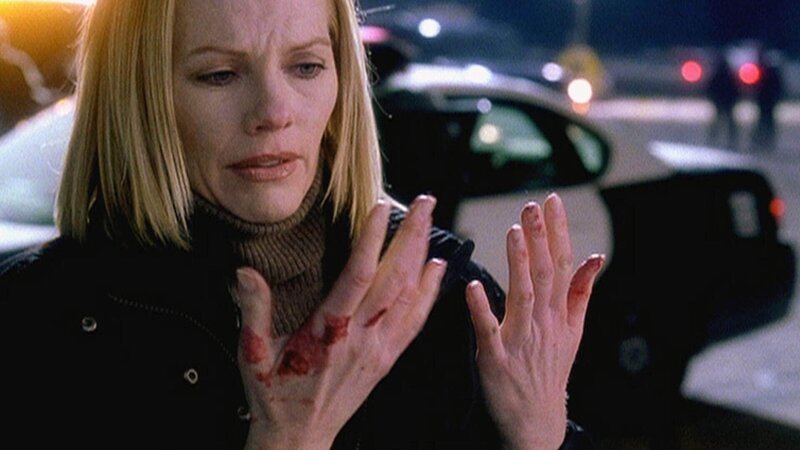 Catherine (Marg Helgenberger) kann nicht mehr allen Businsassen helfen. Viele sterben am Unfallort an ihren schweren Verletzungen. – Bild: TVNOW /​ CBS