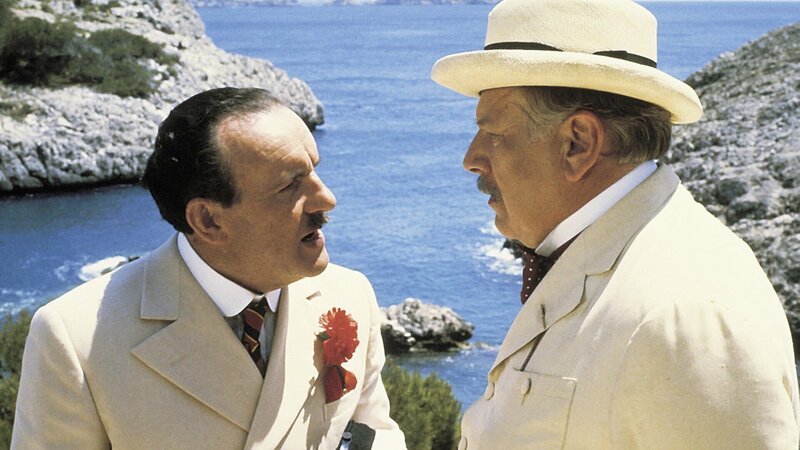 Auf einer idyllischen Mittelmeerinsel hofft Sir Horace Blatt (Colin Blakely, links) mit Hilfe des Meisterdetektivs Hercule Poirot (Peter Ustinov) den von einer Geliebten gestohlenen Diamanten wiederzufinden. – Bild: ZDF und Bob Penn Auf einer idyllischen Mittelmeerinsel hofft Sir Horace Blatt (Colin Blakely, links) mit Hilfe des Meisterdetektivs Hercule Poirot (Peter Ustinov) den von einer Geliebten gestohlenen Diamanten wiederzufinden. – Bild: ZDF und Bob Penn