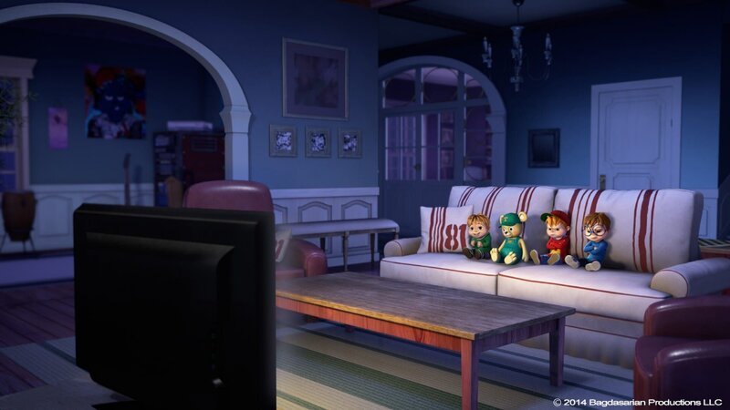 (V. li.) Simon, der sprechende Teddy, Alvin und Theodore gucken gemeinsam Fernsehen. Doch Theodores Teddy macht Alvin und Simon wahnsinnig. – Bild: Super RTL