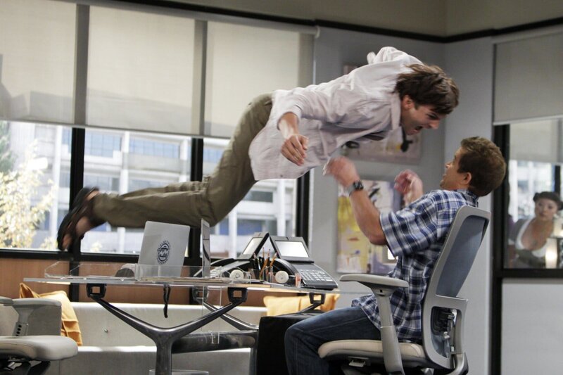 Die Trennung von Zoey nimmt Walden (Ashton Kutcher, l.) so schwer mit, dass er einen Nervenzusammenbruch erleidet und wegen jeder Kleinigkeit ausrastet. Billy (Patton Oswalt, r.) ist schockiert von ihm … – Bild: Warner Brothers Entertainment Inc. Lizenzbild frei