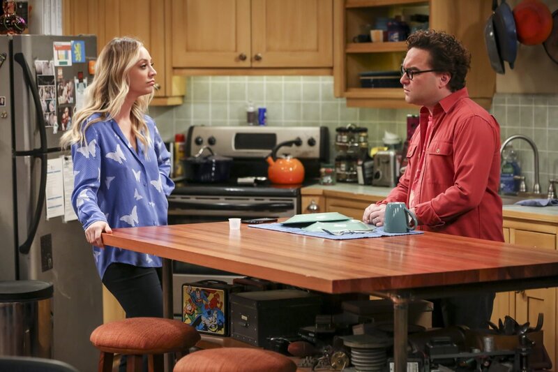 Kaley Cuoco (Penny), Johnny Galecki (Leonard Hofstadter). – Bild: 2018 WBEI. All rights reserved. /​ Michael Yarish Lizenzbild frei