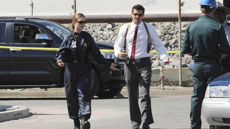 Brennan (Emily Deschanel) und Agent Booth (David Boreanaz) werden zu einem Fabrikgelände gerufen, wo eine völlig verweste Leiche am Zaun hängt. – Bild: RTL /​ Fox