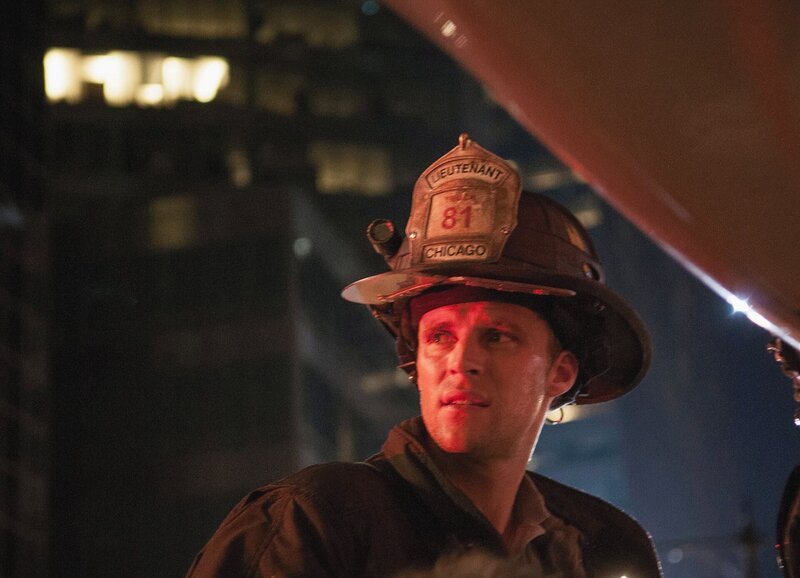Chicago Fire Professionelle Höflichkeit – Professional Courtesy Staffel 1, Episode 3 Er hat eine schwere Entscheidung vor sich: Jesse Spencer als Matthew Casey – Bild: SRF/​NBC Universal