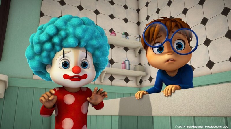Alvin (li.) verkleidet sich als Clown, um seinen Bruder Theodore zu erschrecken. Doch der fällt daraufhin in eine Schockstarre. – Bild: SUPER RTL
