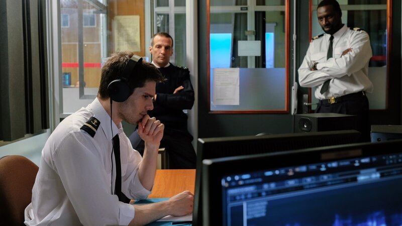 Chanteraide (François Civil, l.) muss sich vor den Augen von Admiral FOST (Mathieu Kassovitz, 2.v.l.) und D’Orsi (Omar Sy, r.) einem Test unterziehen. – Bild: RTLZWEI