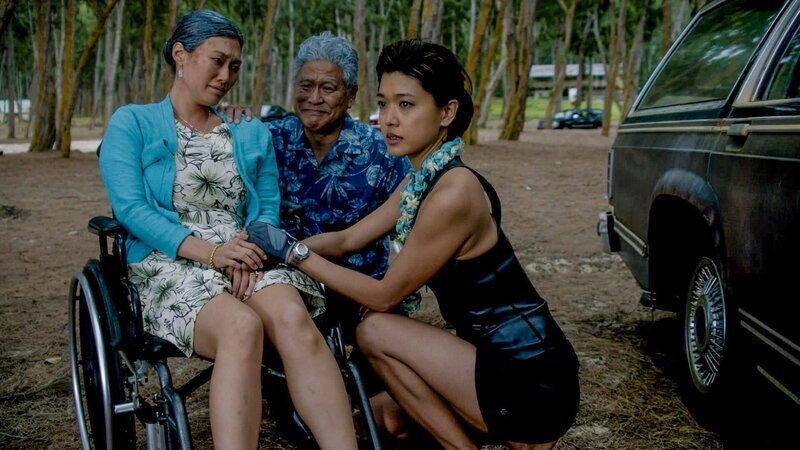 Ahnen nicht, dass Konos (Grace Park, r.) Segeltrip in einem Kampf um Leben und Tod enden wird: ihre Eltern Nani (Catherine Haena Kim, l.) und Ke’ano (Ken Narasaki, M.) … – Bild: 2015 CBS Broadcasting Inc. All Rights Reserved. Lizenzbild frei