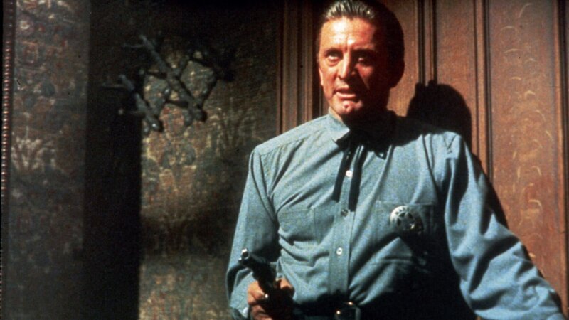 Sheriff Matt Morgan (Kirk Douglas) lässt sich bei der Ausübung seiner Pflicht, eine Mörder zu verhaften, nicht aufhalten. – Bild: ZDF und Mal Bulloch Sheriff Matt Morgan (Kirk Douglas) lässt sich bei der Ausübung seiner Pflicht, eine Mörder zu verhaften, nicht aufhalten. – Bild: ZDF und Mal Bulloch