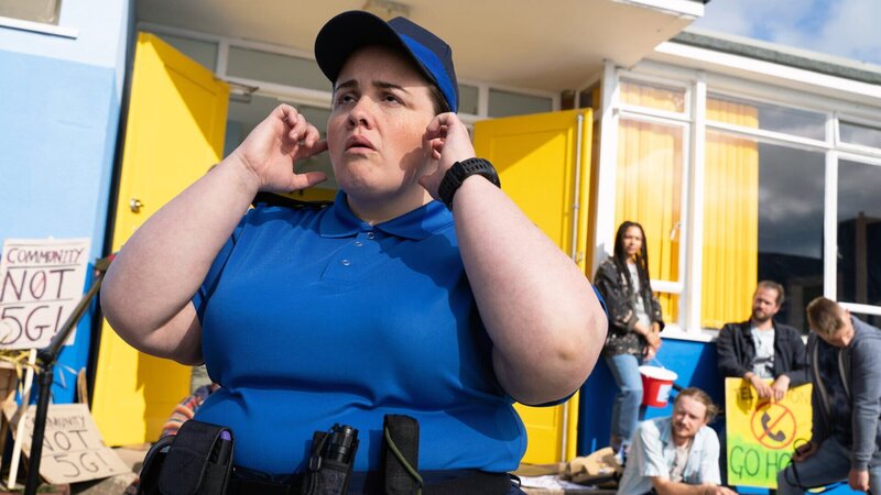 Auf dem Protest für das Community Center hätte Diane (Jessica Gunning, l.) besser die Finger von den Brownies gelassen. – Bild: ZDF