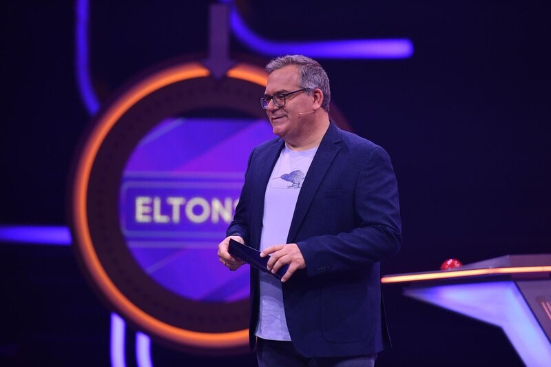 „Eltons 12“ treten zwölf prominente Dschungelstars in speziellen Spielen gegeneinander an. – Bild: RTL /​ Raab Entertainment /​ Julia Feldhagen