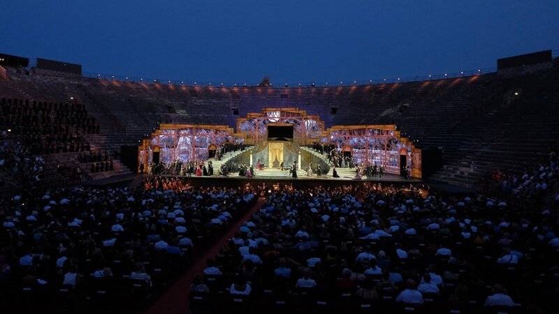 Ein Fest für Augen und Ohren bietet die Arena di Verona mit ihrer spektakulären Neuinszenierung von Giuseppe Verdis „La Traviata“. – Bild: ZDF und EnneviFoto Ein Fest für Augen und Ohren bietet die Arena di Verona mit ihrer spektakulären Neuinszenierung von Giuseppe Verdis „La Traviata“. – Bild: ZDF und EnneviFoto