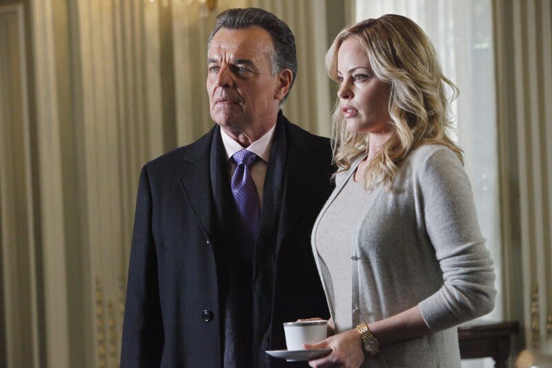 Bobby Fox (Ray Wise, l.) und Maggie Vega (Chandra West, r.) geraten in Verdacht, etwas mit dem Mord an Cano Vega zu tun zu haben … – Bild: ABC Studios Lizenzbild frei