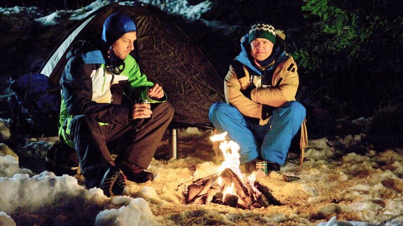 Davon hat Benjamin (Christoph Letkowski) sein ganzes Leben geträumt: Mit seinem Vater am Feuer sitzen, schweigen oder Männergespräche führen, ernst oder albern. Verdammt ungemütlich ist es ihm und Harry (Uwe Ochsenknecht) beim Zelten im Schnee allerdings durchaus … – Bild: Honorarfrei – nur für diese Sendung bei Nennung ZDF und SWR/Maria Wiesler Davon hat Benjamin (Christoph Letkowski) sein ganzes Leben geträumt: Mit seinem Vater am Feuer sitzen, schweigen oder Männergespräche führen, ernst oder albern. Verdammt ungemütlich ist es ihm und Harry (Uwe Ochsenknecht) beim Zelten im Schnee allerdings durchaus … – Bild: Honorarfrei – nur für diese Sendung bei Nennung ZDF und SWR/Maria Wiesler