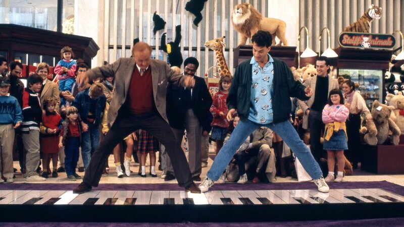 Josh (Topm Hanks, li.) und MacMillan (Robert Loggia) haben Spaß – Bild: RTLZWEI