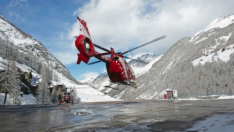 Die Ecofox: Der Helikopter, der wie eine Notfallstation ausgerüstet ist, hebt von der Basis ab. – Bild: ZDF und SRF/​Dieter Seeger