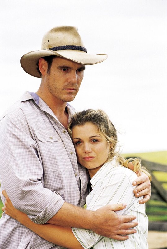 Alex (Aaron Jeffery) und Tess (Bridie Carter) halten zusammen wie Pech und Schwefel. Die Verwendung des sendungsbezogenen Materials ist nur mit dem Hinweis und Verlinkung auf TVNOW gestattet. – Bild: RTL /​ Southern Star