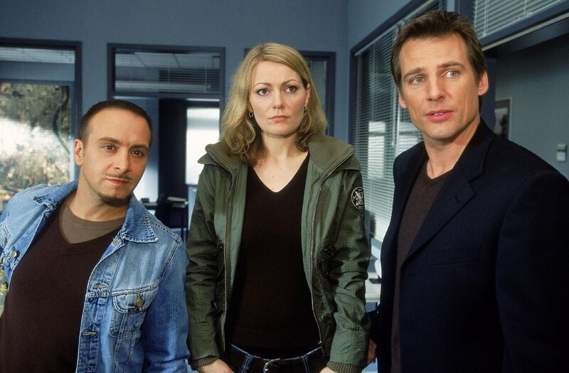 Petra (Martina Hill) kommt mit Semir (Erdogan Atalay, li.) und Tom (Rene Steinke) in die Past zurück. Sie ist verunsichert, wie die Kollegen auf sie reagieren werden … – Bild: RTL /​ Martin Kurtenbach