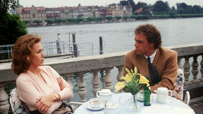 Christa (Gaby Dohm) bespricht mit Prof. Vollmers (Christian Kohlund) ihre Übersiedlung nach Konstanz. – Bild: ZDF und Thomas Waldhelm