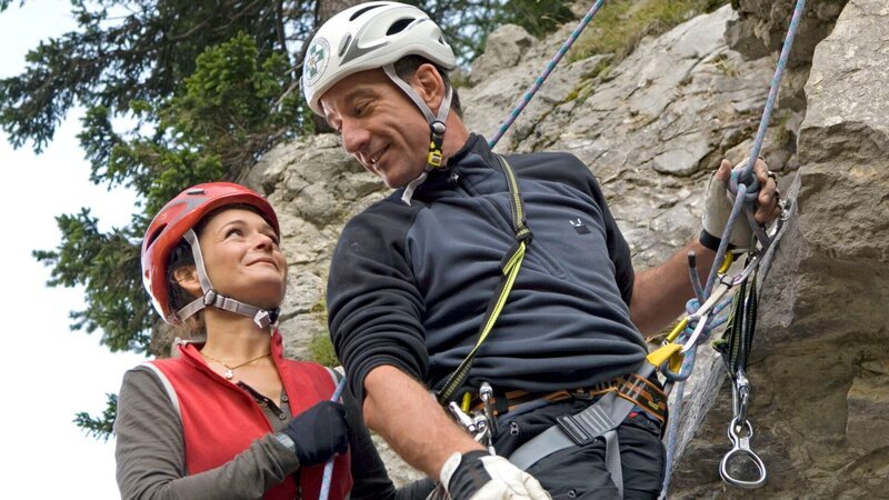 Lena (Katharina Stemberger) lässt sich von Martin (Heio von Stetten) das Klettern erklären. Dabei kommen die beiden sich näher. – Bild: Honorarfrei – nur für diese Sendung bei Nennung ZDF und BR/Laurent Trümper Lena (Katharina Stemberger) lässt sich von Martin (Heio von Stetten) das Klettern erklären. Dabei kommen die beiden sich näher. – Bild: Honorarfrei – nur für diese Sendung bei Nennung ZDF und BR/Laurent Trümper