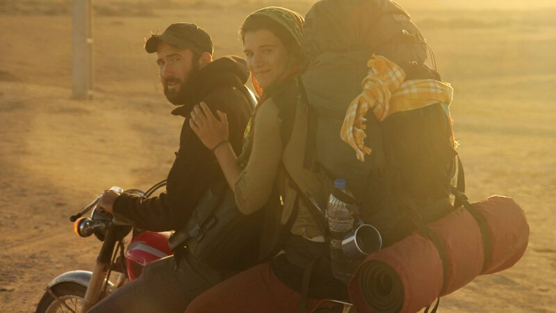 Auf ihrer Reise um die Welt bedienen sich Patrick Allgaier (links) und Gwendolin Weisser allermöglicher Fortbewegungsmittel, mit Ausnahme des Flugzeugs. Im Iran mieten sie sich ein Motorrad. – Bild: ZDF und Patrick Allgaier, Gwendolin Weisser Auf ihrer Reise um die Welt bedienen sich Patrick Allgaier (links) und Gwendolin Weisser allermöglicher Fortbewegungsmittel, mit Ausnahme des Flugzeugs. Im Iran mieten sie sich ein Motorrad. – Bild: ZDF und Patrick Allgaier, Gwendolin Weisser