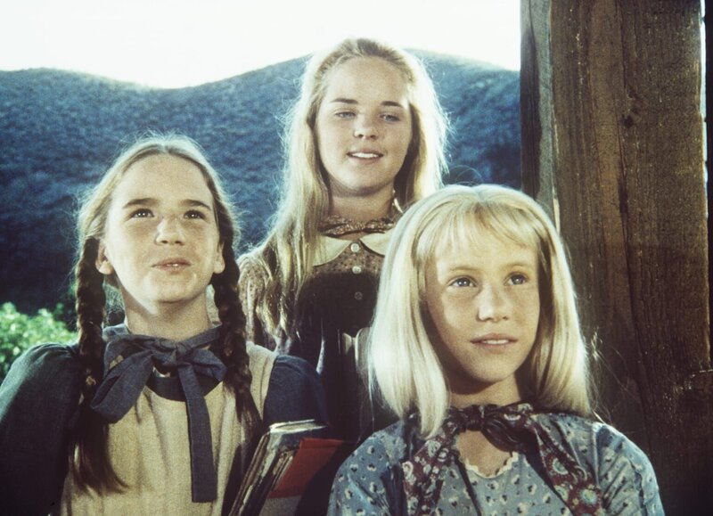 Laura (Melissa Gilbert, l.), Mary (Melissa Sue Anderson, M.) und Ginny (Rachel Longaker, r.) werden bei der Schulaufführung die Geschichte von den ‚Kleinen Frauen‘ spielen. – Bild: Worldvision