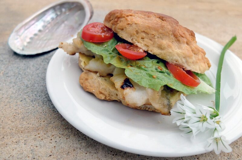 Seeohr-Burger auf der Kanalinsel Guernsey: Die Meeresschnecken haben längst in der traditionellen Küche Einzug gehalten, lassen aber auch neue Kreationen zu. – Bild: Caroline Payne