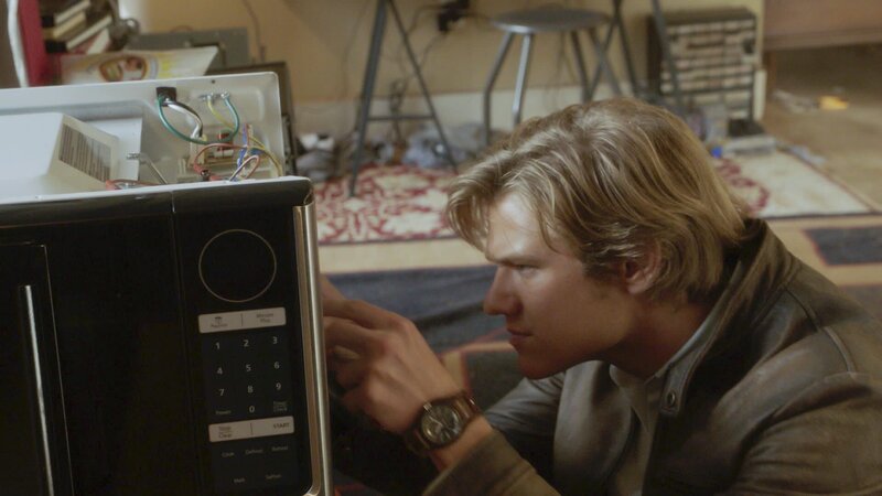 MacGyver (Lucas Till) und Jack suchen nach Riley, die verschwand, nachdem sie sich in die Computersysteme der NSA gehackt hatte. Bei der Suche stehen ihnen allerdings nur eine Mikrowelle und Klebeband zur Verfügung. – Bild: CBS Broadcasting, Inc.