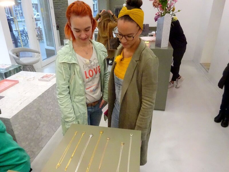 Kandidatin Heike (l.) und Shoppingbegleitung Laura. Die Verwendung des sendungsbezogenen Materials ist nur mit dem Hinweis und Verlinkung auf TVNOW gestattet. – Bild: TVNOW /​ Constantin Ent.
