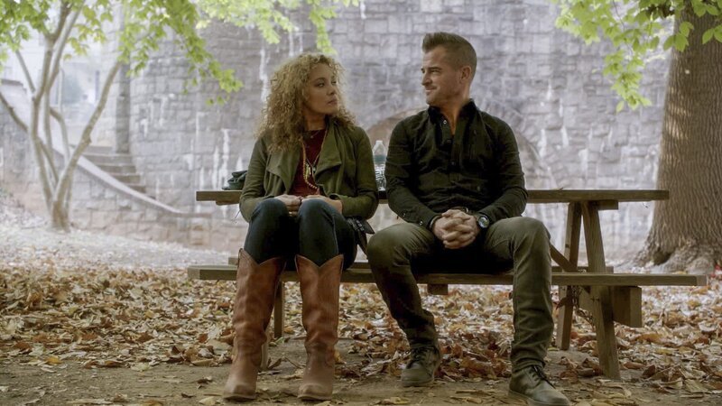 MacGyvers Partner Jack Dalton (George Eads, r.) und Rileys Mutter (Michael Michele, l.) sorgen sich um die IT-Spezialistin. Sie hatte sich in das System der NSA gehackt und einem Erpresser geheime Daten zugespielt. Können Mac & Co die Daten retten? – Bild: CBS Broadcasting, Inc.