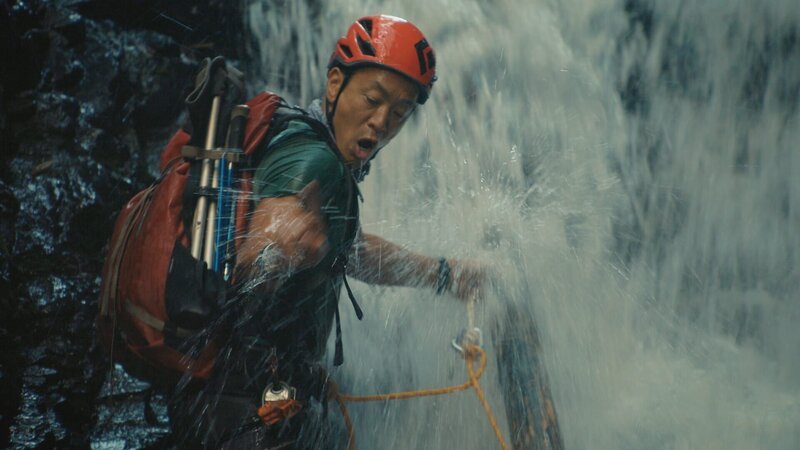 Albert Lin climbs the Cholon Waterfall during his quest to find the lost city of the Chachapoya people in Peru. – Bild: National Geographic for Disney