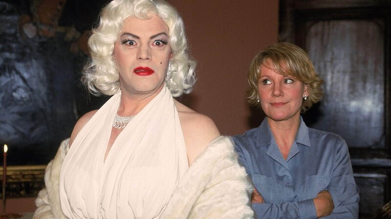 Nikola (Mariele Millowitsch) gibt Tim (Oliver Reinhard) noch eine letzte Chance. Aber nur, wenn er als „Marilyn“ nicht zu dick aufträgt. – Bild: MG RTL D /​ Martin Menke