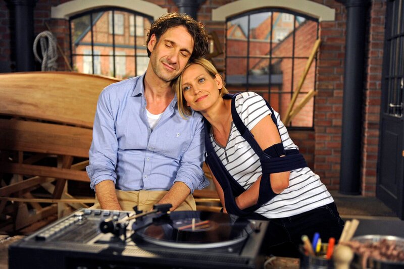 In Maren (Christine Döring, r.) lodern alte Gefühle für Clemens (Falk-Willy Wild, l.) auf. – Bild: ARD/​Nicole Manthey