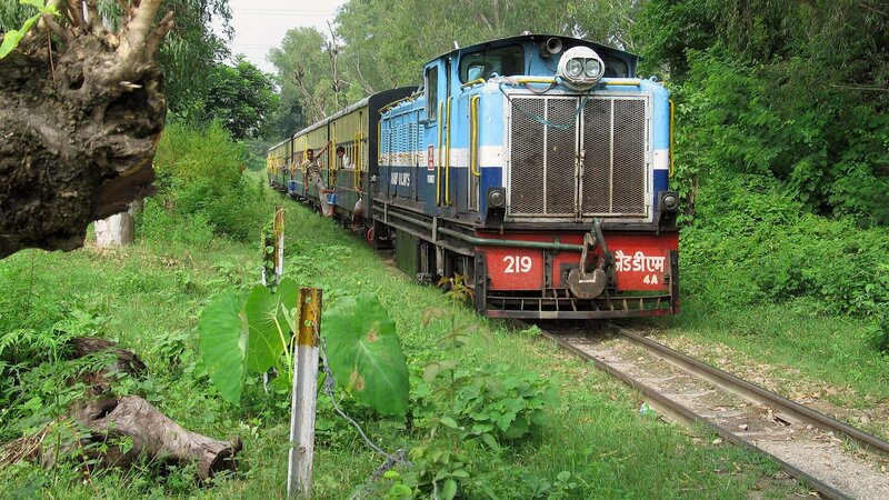 Die Kangra-Valley-Bahn führt auf einer 164 Kilometer langen Strecke zwischen Pathankot und Baijnath. Die Vorgaben bei ihrem Bau 1929 waren eindeutig: „Optischer Einklang mit der Natur“ lautete das oberste Ziel. Davon profitieren bis heute die Fahrgäste, sie bekommen eine Genussreise durch eines der schönsten Täler Indiens. – Bild: 3sat