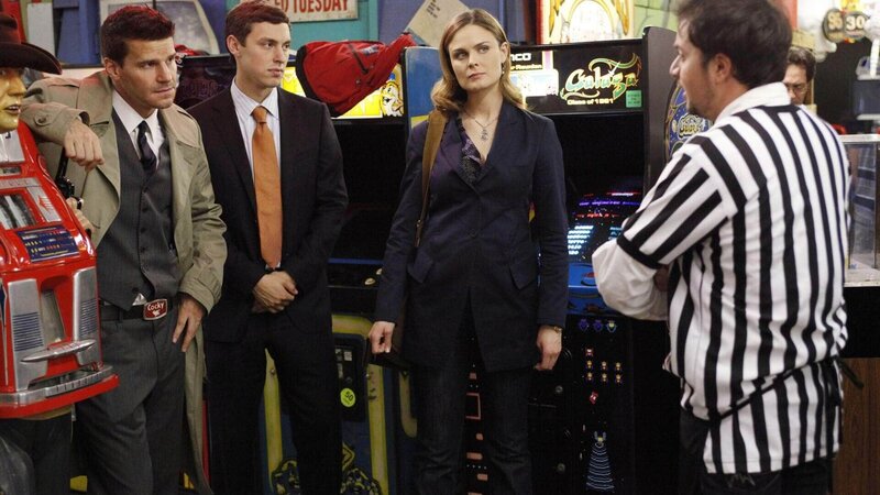 Nach dem Tod eines bekannten Videogamers nehmen Booth, Sweets und Brennan die Ermittlungen auf und befragen Kenner der Szene. – Bild: RTL /​ Fox