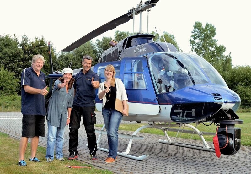 HESSISCHER RUNDFUNK „Hessen von oben“ heißt eine neue, dreiteilige Sendereihe, die der Hessische Rundfunk in nativem HD derzeit für das hr-fernsehen produziert. Gedreht wird mit einer Cineflex-Kamera von einem Helikopter aus. Das Team (von links): Kameramann Christian Wiege, Autorin Susie Maass, Helikopterpilot Dr. Heiner Börger und Projektassistentin Raphaela Golling. – Bild: HR/​Jürgen Tauras