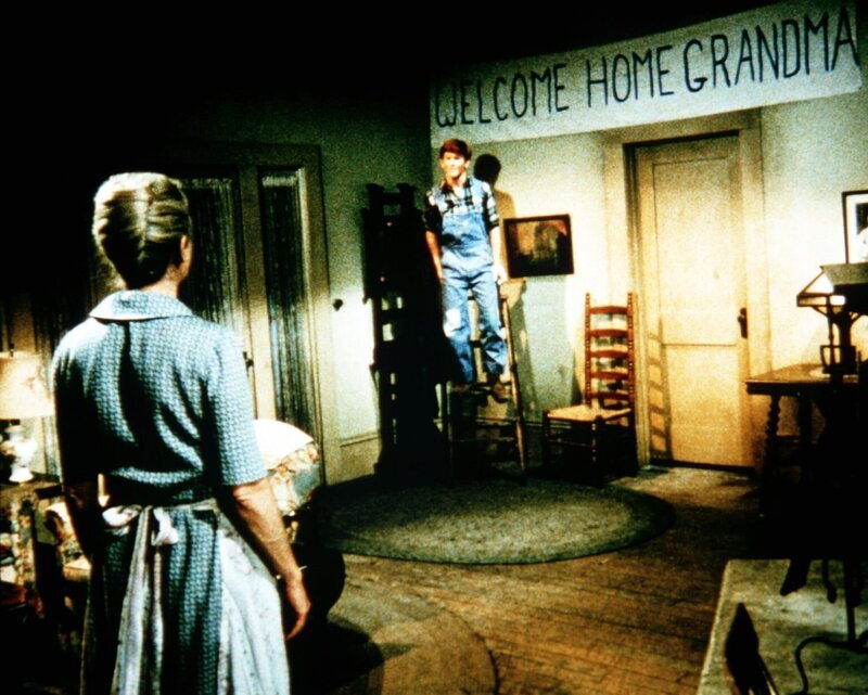 Jason Walton (Jon Walmsley, r.) zeigt seiner Mutter Olivia (Michael Learned, l.) die Überraschung für seine Großmutter … – Bild: WARNER BROS. INTERNATIONAL TELEVISION