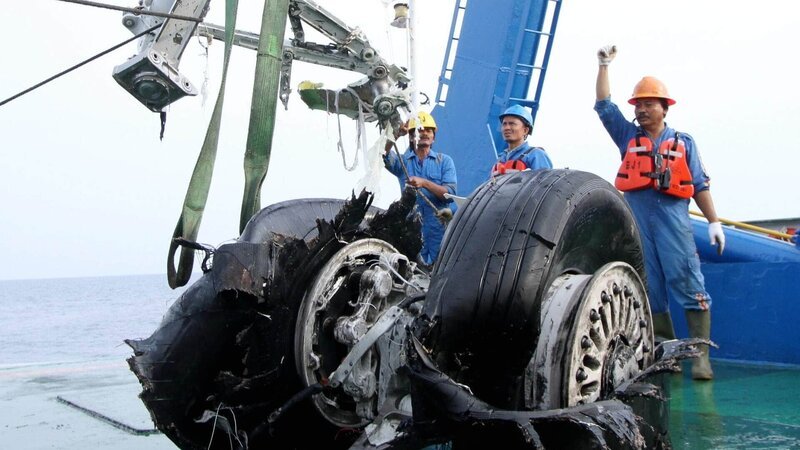 Die Abstürze zweier Boeings 737 MAX in Indonesien und Äthiopien sorgten für ein weltweites Startverbot aller ähnlichen Flugzeugtypen. (Foto: Fahrwerkteile von Lion Air JT 610) – Bild: TVNOW / Azwar/Anadolu Agency/Getty Images Die Abstürze zweier Boeings 737 MAX in Indonesien und Äthiopien sorgten für ein weltweites Startverbot aller ähnlichen Flugzeugtypen. (Foto: Fahrwerkteile von Lion Air JT 610) – Bild: TVNOW / Azwar/Anadolu Agency/Getty Images