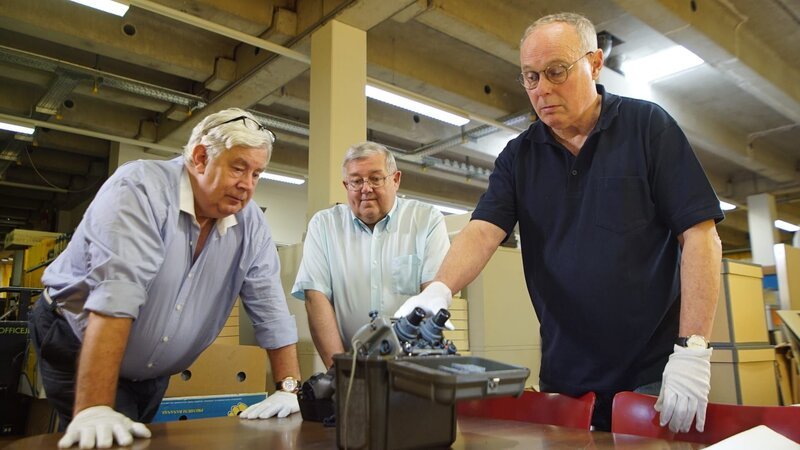 Nigel Dunkley, Lawrence G. Kelley und Jean-Paul Staub vor einem alten Nachtsichtgerät im AlliiertenMuseum Berlin. – Bild: ZDF und Jarek Presnük
