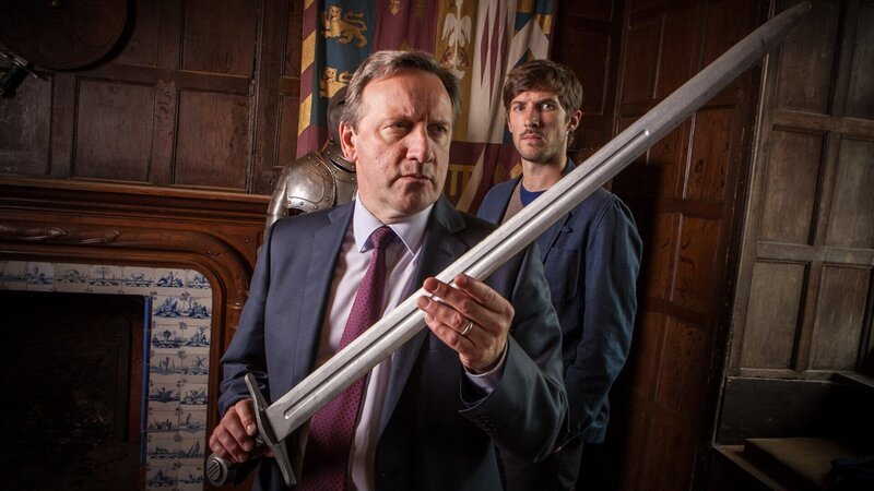 „Haben die Geister mit echten Schwertern gekämpft?“, fragen sich Chief Inspector John Barnaby (Neil Dudgeon, l.) und DS Charlie Nelson (Gwilym Lee, r.). – Bild: ZDF/​Mark Bourdillon