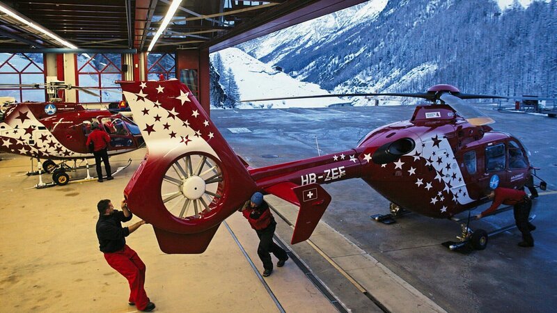 Abendstimmung auf der Basis – Die Helikopter werden in den Hangar geschoben. – Bild: 3sat