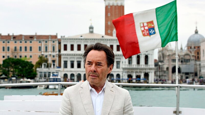 Ein neuer Fall für Kommissar Brunetti (Uwe Kockisch, Mitte). – Bild: Honorarfrei – nur für diese Sendung inkl. SocialMedia bei Nennung ZDF und rbb/​Degeto/​Nicolas Maack