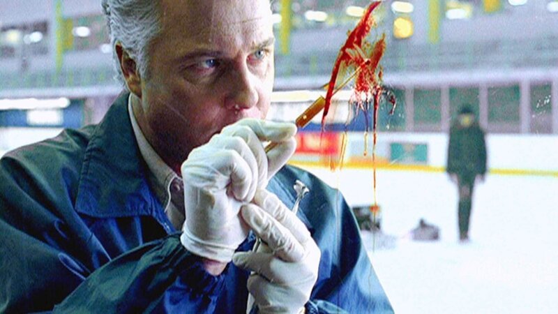 Gil (William Petersen) fällt für den harten Eishockeysport nur ein Wort ein: mörderisch! – Bild: TVNOW /​ CBS
